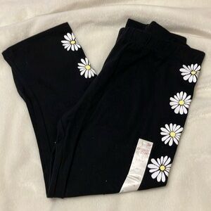 NWT Kohls SO Black w/ daisy Favorite Capri  Size 10/12. 24” long
